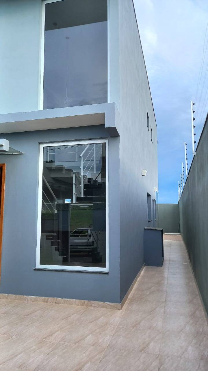 Casa à venda com 3 quartos, 226m² - Foto 2