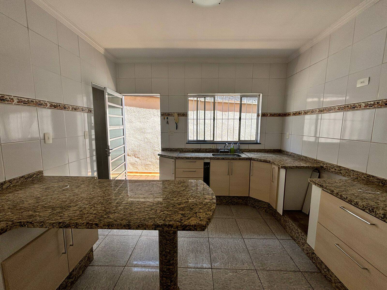 Casa para alugar com 3 quartos, 250m² - Foto 6