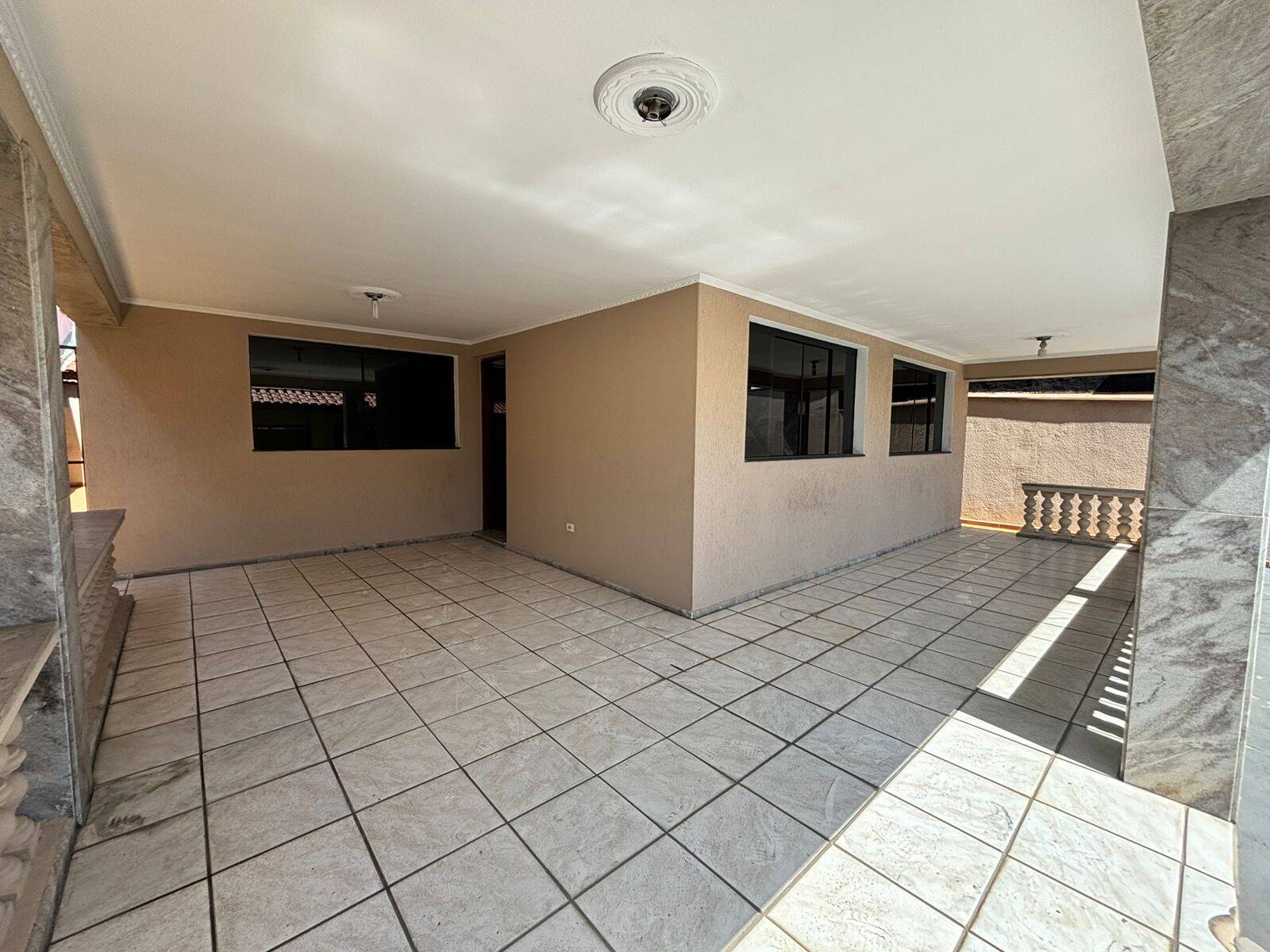 Casa para alugar com 3 quartos, 250m² - Foto 2