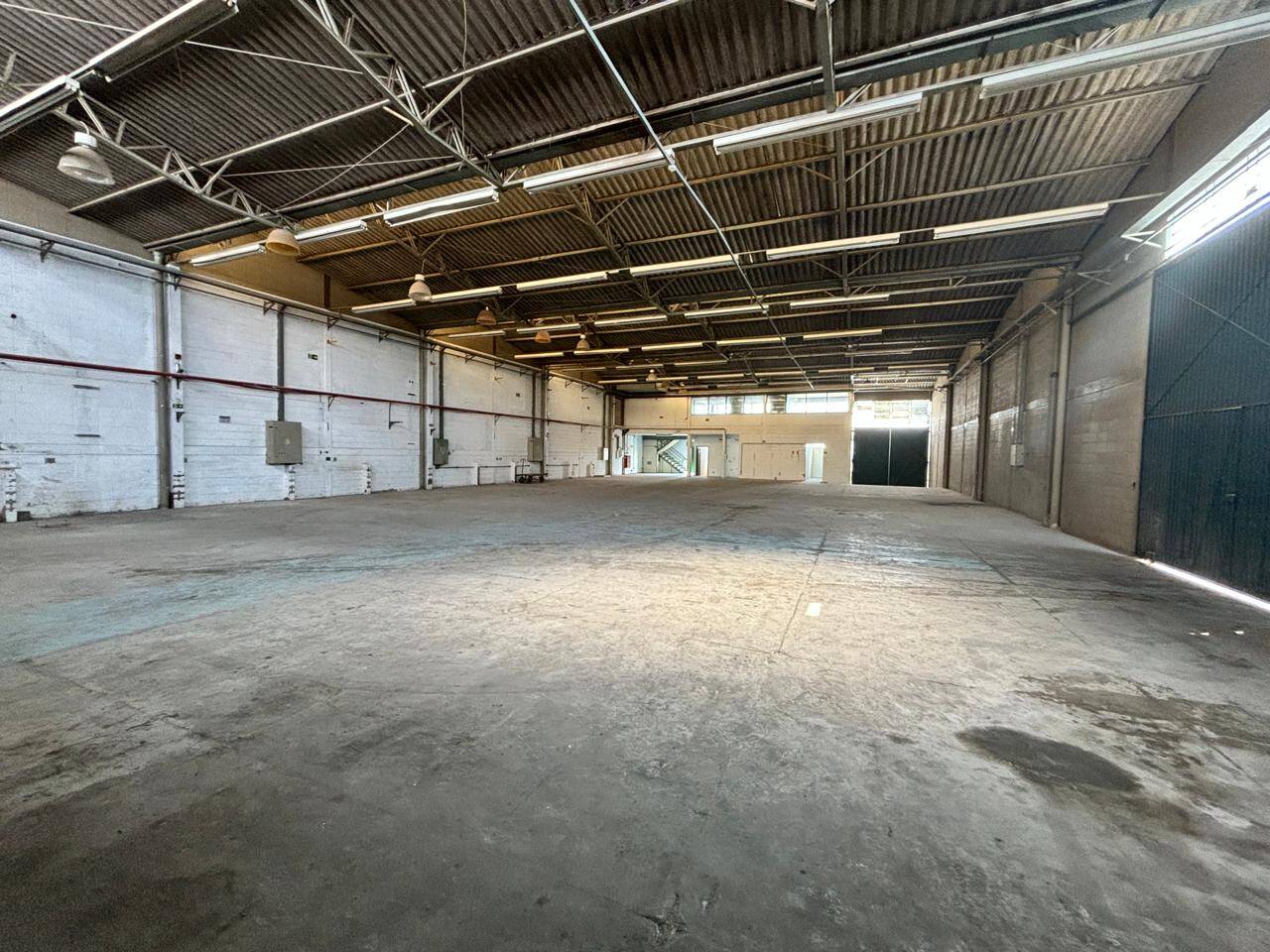 Depósito-Galpão-Armazém para alugar, 1300m² - Foto 1